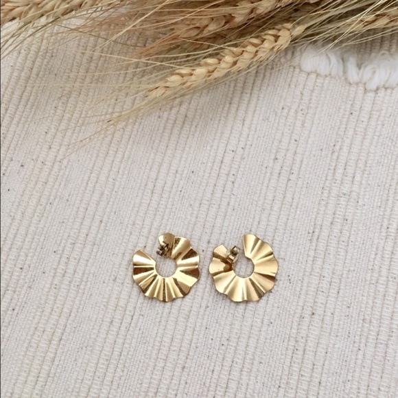 Vintage Gold Sun Fan Stud Earrings - Picture 3 of 5